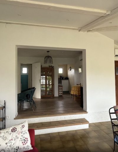 COTE LAVANDE - LES GITES DU VERDON - LA PIECE VERANDA QUI DISTRIBUE LES AUTRES PIECES MAISON COTE LAVANDE - LES GITES DU VERDON - LA PIECE VERANDA QUI DISTRIBUE LES AUTRES PIECES